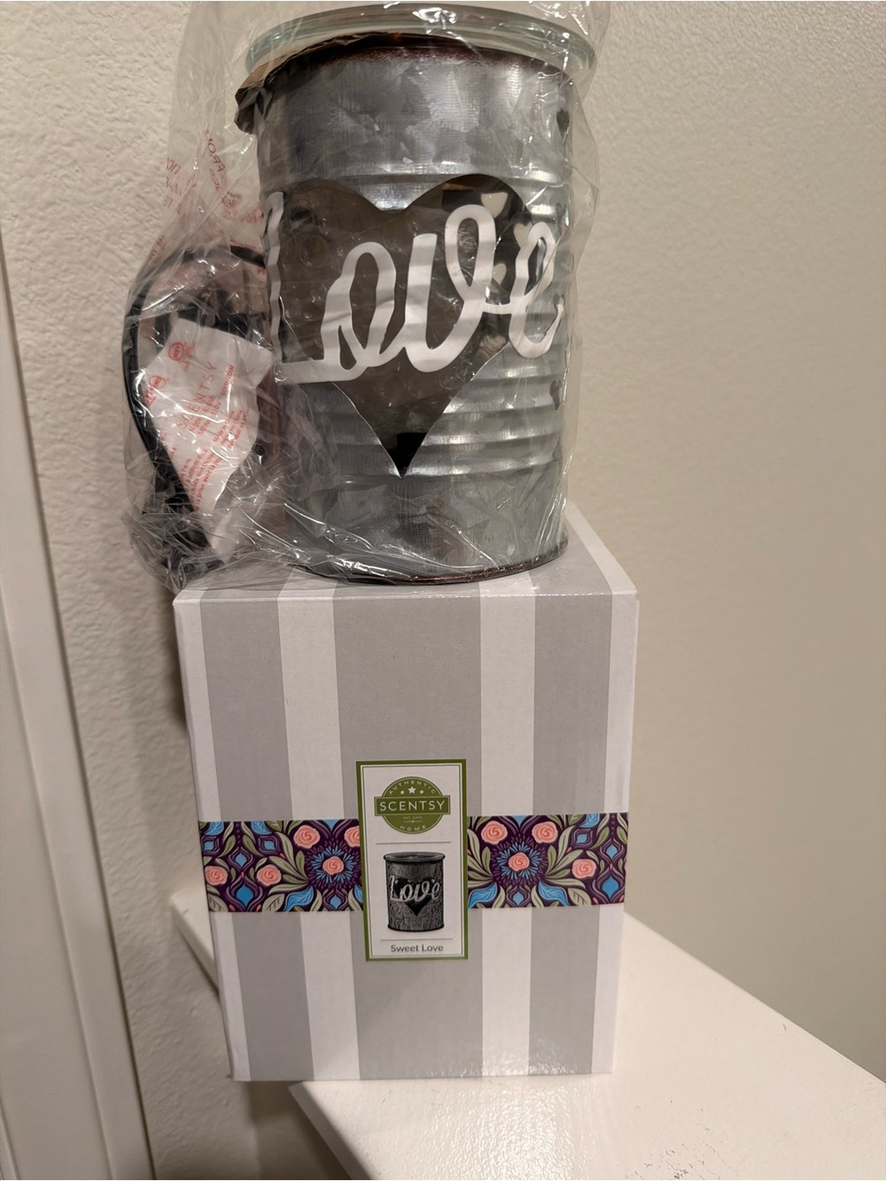NIB Sweet Love Scentsy warmer